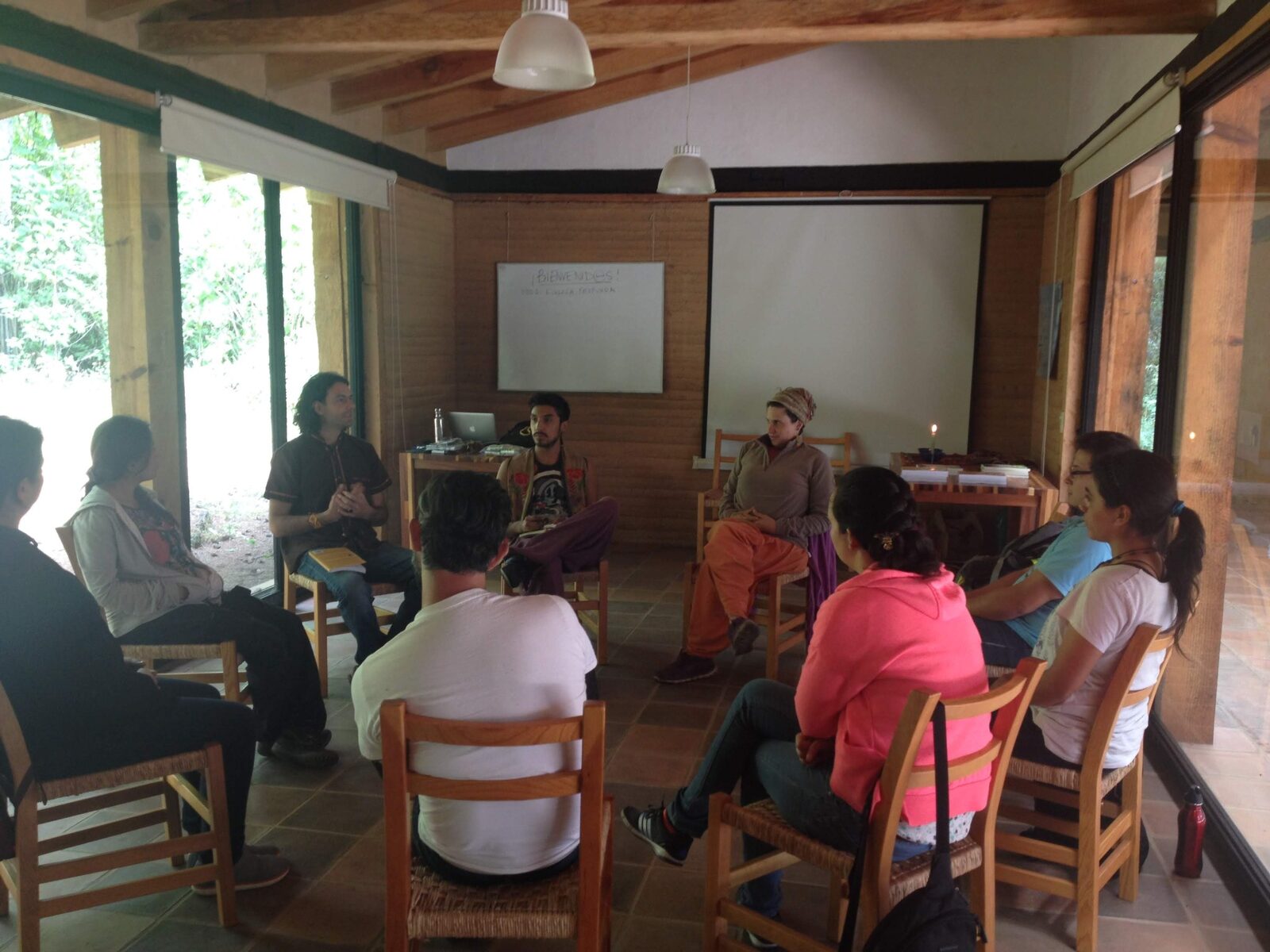 Círculo de diálogo entre participantes de un taller