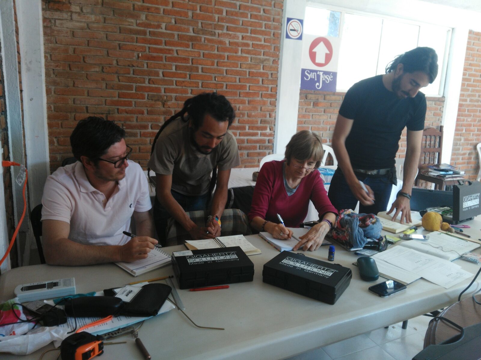 Participantes dibujando soluciones durante un taller