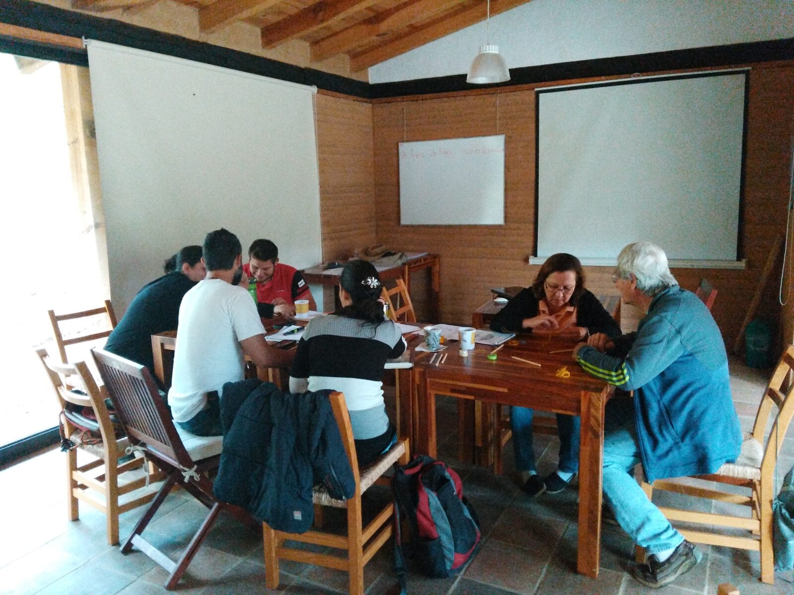 Participantes trabajando en equipo durante una sesión práctica
